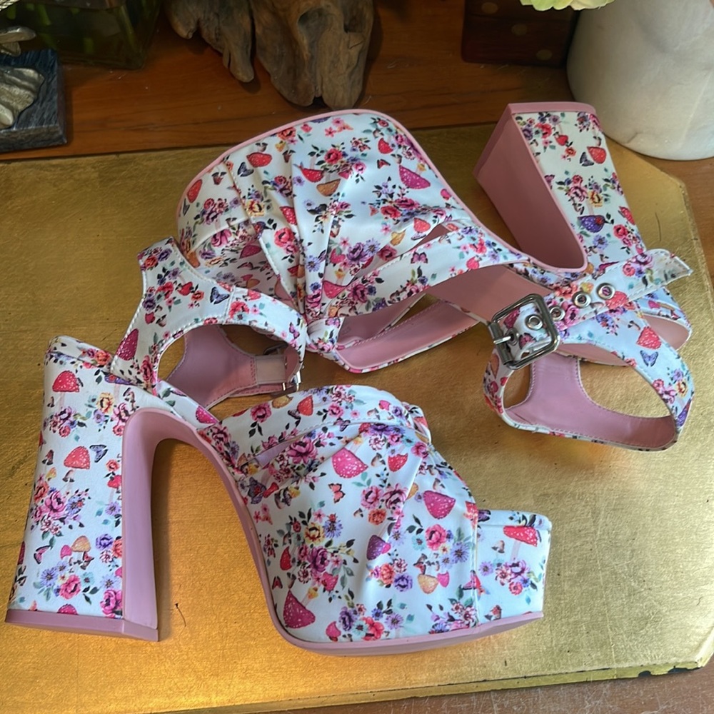 NWOT! Sugar Thrillz “Totally Buggin’” Platform Heels - Picture 3 of 16
